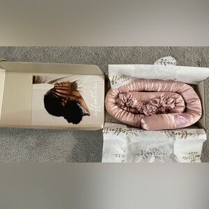 Heatless Curler Light Pink Satin. Comes New in original box. Very Well Made